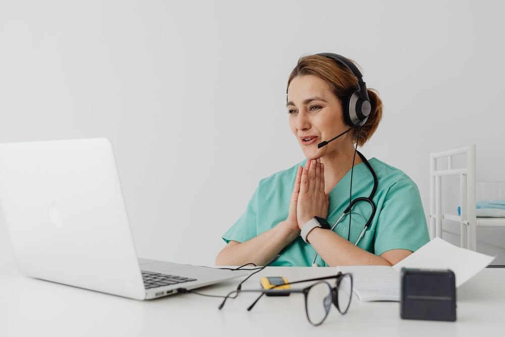Eine Pflegefachperson führt ein Gespräch über den Laptop.