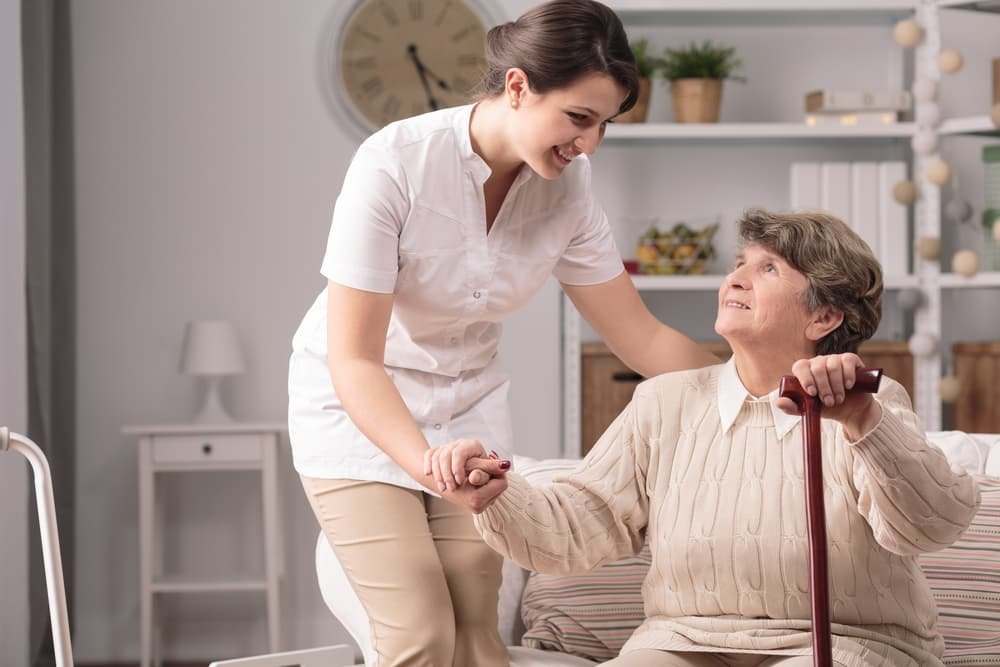 Spitex-Mitarbeiterin unterstützt eine Seniorin zu Hause