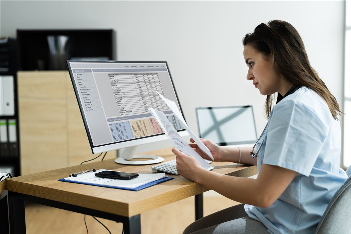 Eine medizinische Fachperson prüft Auswertungen am Computer.